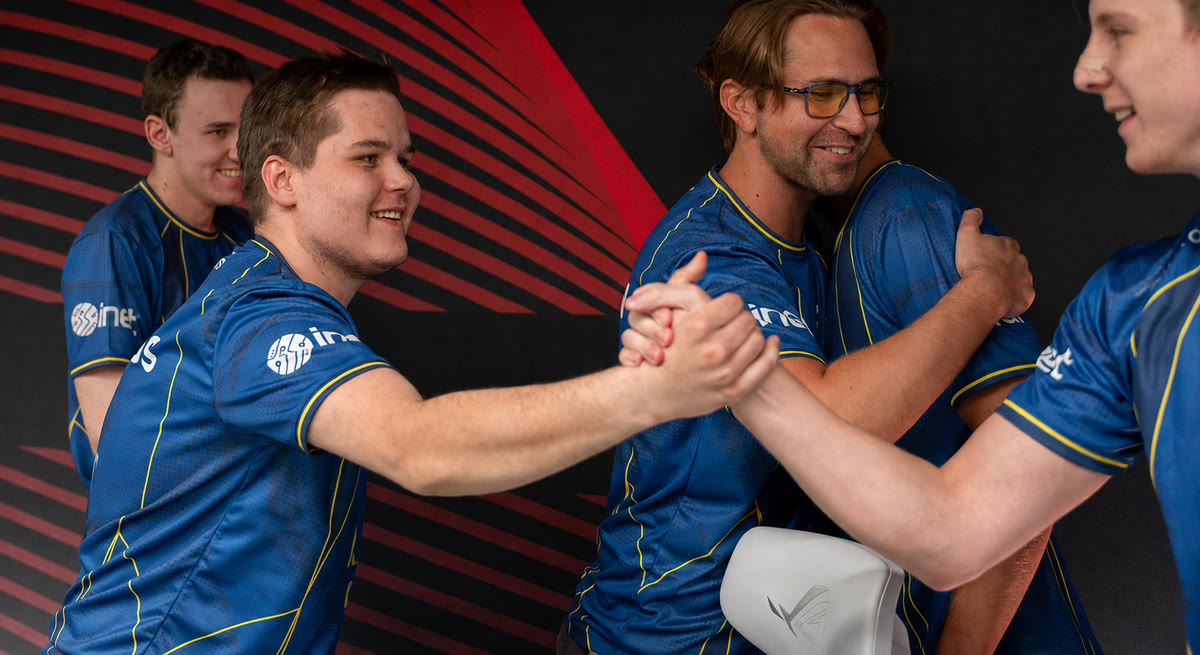 Spelare från Johnny Speeds firar tillsammans efter en vunnen match
